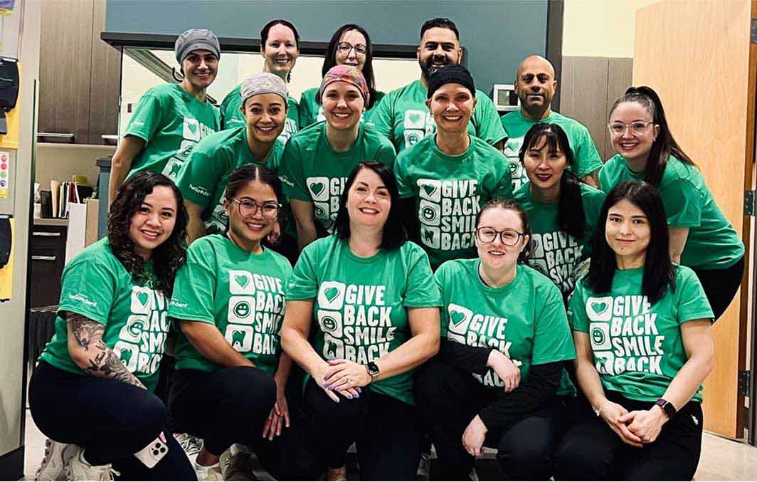 Bénévoles de « Redonnez un sourire » de la clinique Mill Woods Town Centre Dental à Edmonton.