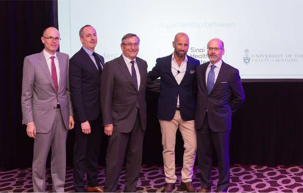 Graham et les dirigeants du réseau de santé Sanai Health System lors de l’annonce du Centre de recherche et de soins dentaires avancés.