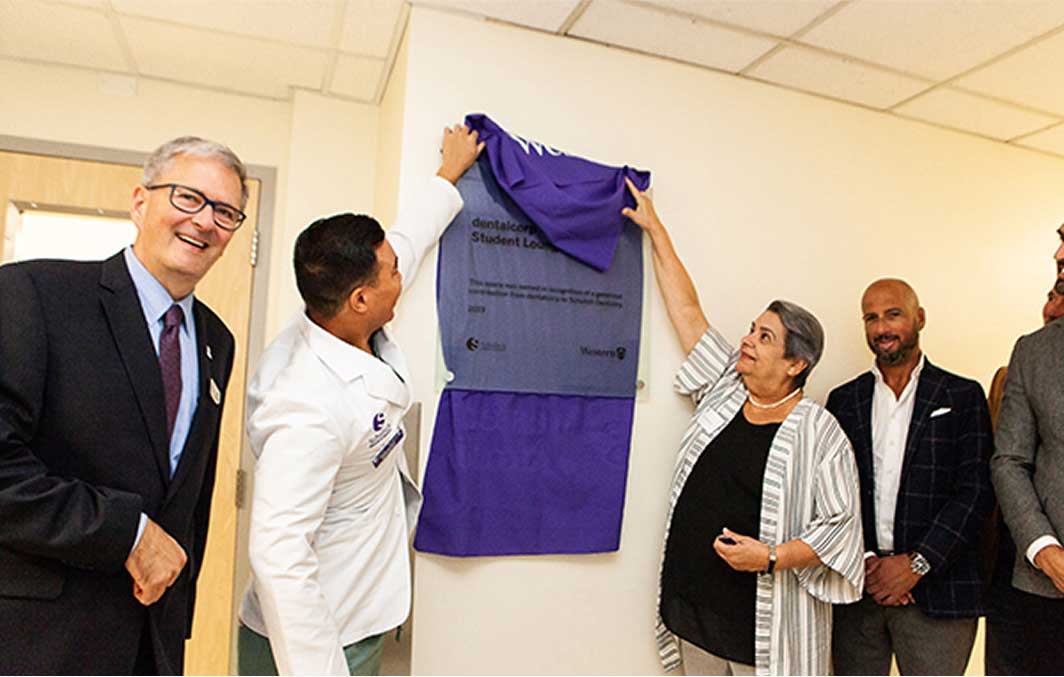 Dévoilement de la plaque à l’extérieur du salon étudiant Dentalcorp de la Western University.