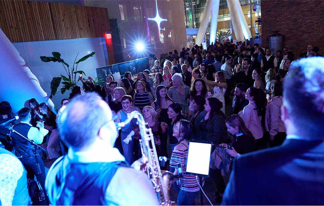 Les participant·e·s profitent du groupe de musique pendant la soirée annuelle après l’ASM de l’ODA de Dentalcorp.