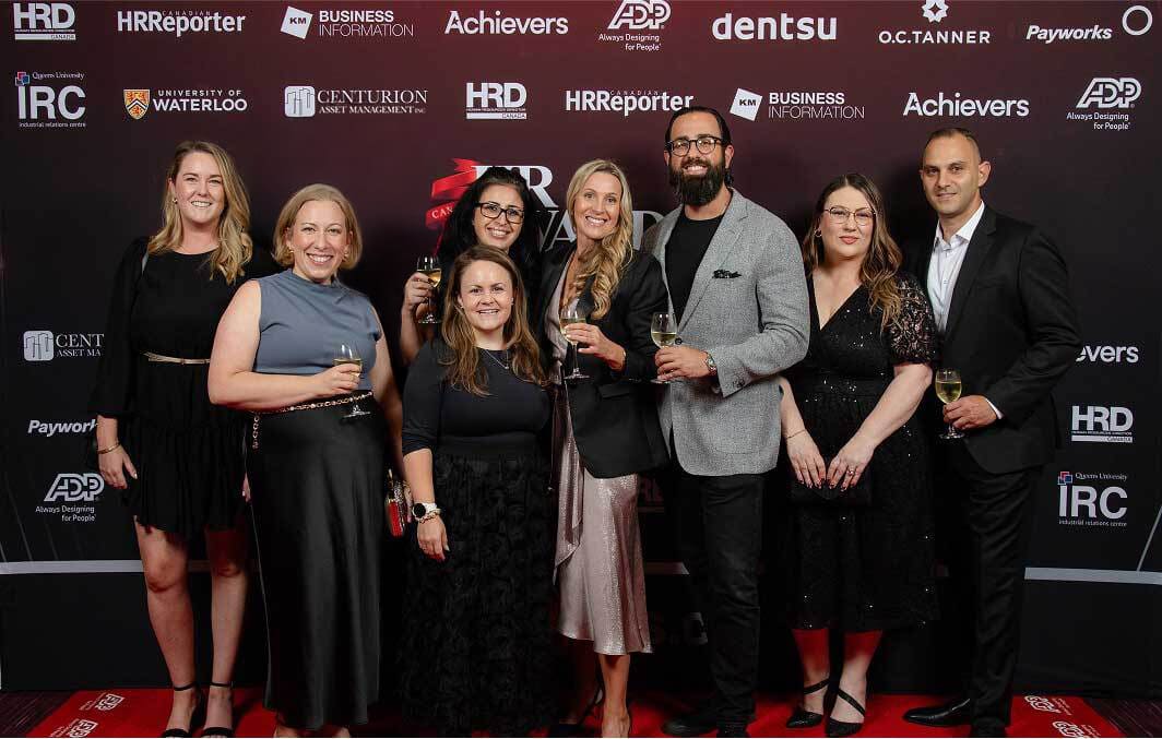 Nate Tchaplia, Nicola Deall et des membres de l’équipe des RH célèbrent les victoires de l’équipe aux Canadian HR Awards.