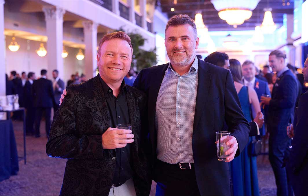 Alain Miranda de l’équipe du développement des partenariats du Québec pose pour une photo avec le Dr Jean-François Masse, partenaire du Québec.